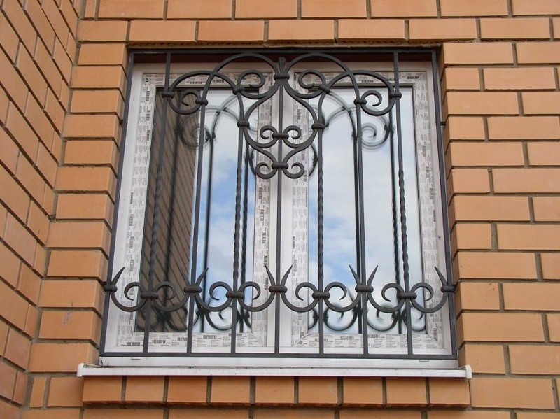 Изготовление и установка кованных металлических решеток на окна