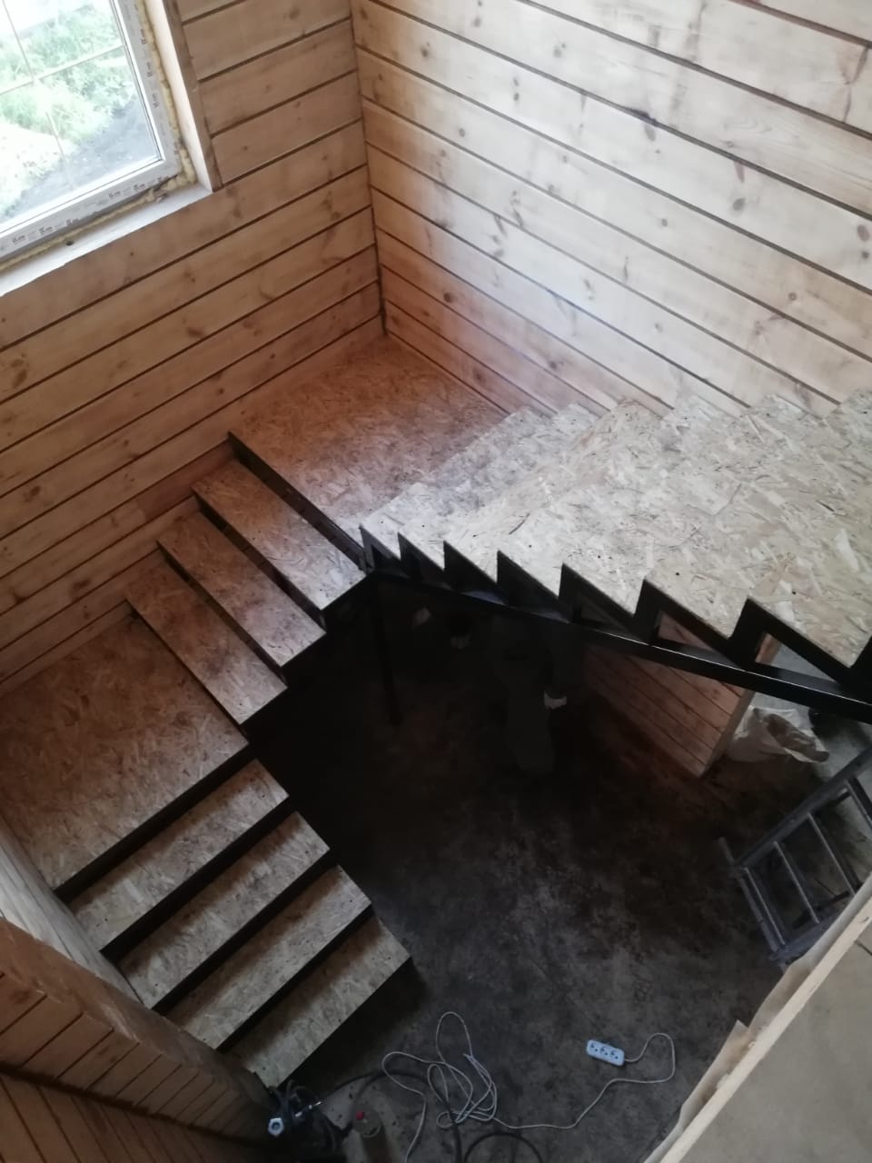 Лестница на металоокаркасе со временными ступенями фото